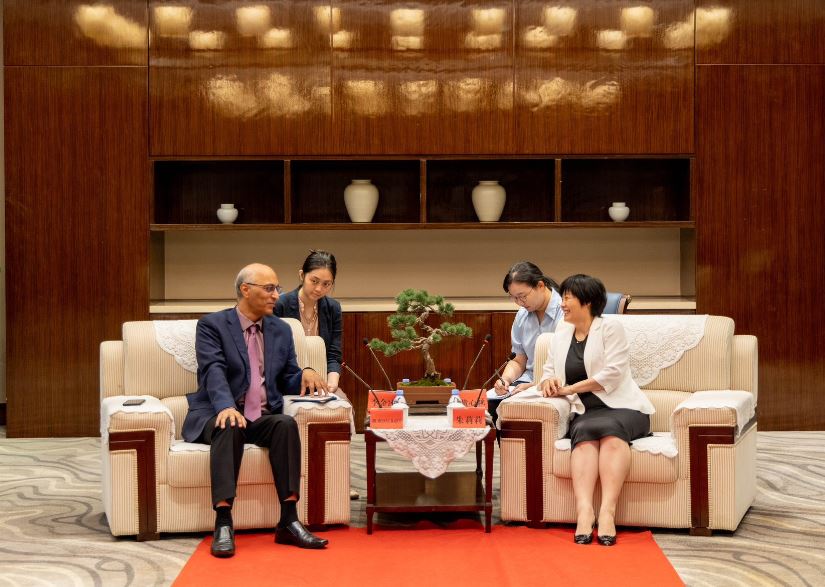 Pakistan’s Ambassador to China, Moin ul Haque meeting with Ms. Lili Zu, Party Secretary of Jiangdu district in Yangzhou city,China